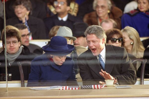 Президент Билл Клинтон и первая леди Хиллари Клинтон во время инаугурационного парада в Вашингтоне, 1993 год - Sputnik Таджикистан