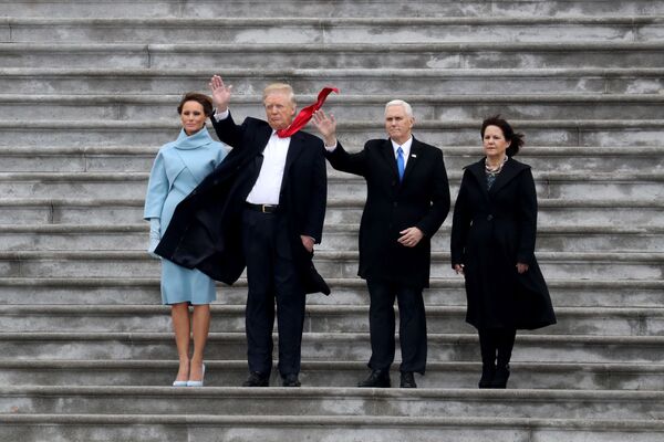 Президент США Дональд Трамп, первая леди США Мелания и вице-президент Майк Пенс с женой на церемонии инаугурации в Вашингтоне - Sputnik Тоҷикистон