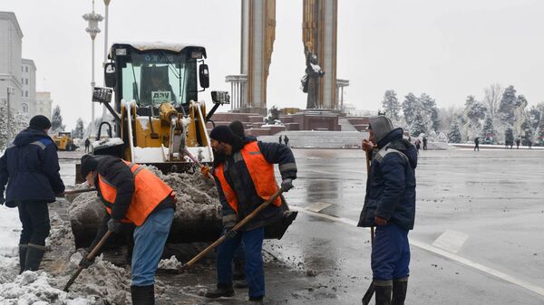 Сотрудники коммунальных служб расчищают дороги после снегопада в Душанбе - Sputnik Таджикистан