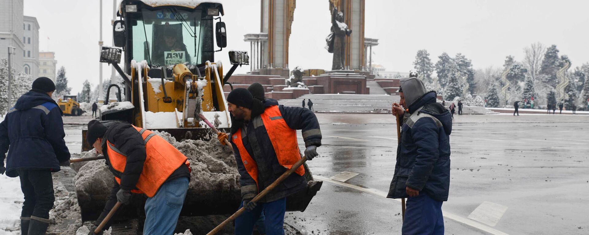 Сотрудники коммунальных служб расчищают дороги после снегопада в Душанбе - Sputnik Тоҷикистон, 1920, 10.03.2024