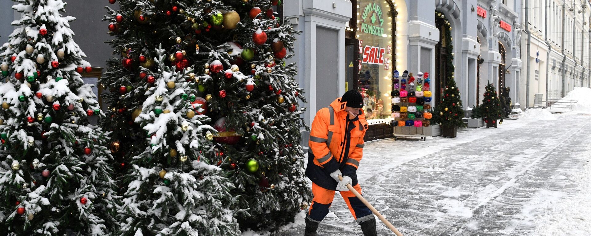 Сотрудник коммунальных услуг убирает снег на улице Москвы - Sputnik Таджикистан, 1920, 17.01.2021
