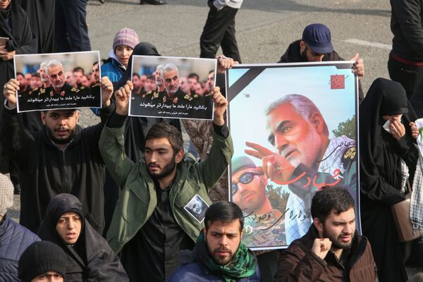 Люди с плакатами с изображением генерала Сулеймани во время демонстрации в Тегеране, Иран, 2020 год - Sputnik Таджикистан