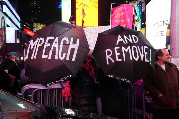 Демонстрация за импичмент Дональда Трампа на Таймс-сквер в Нью-Йорке, 2019 год - Sputnik Таджикистан