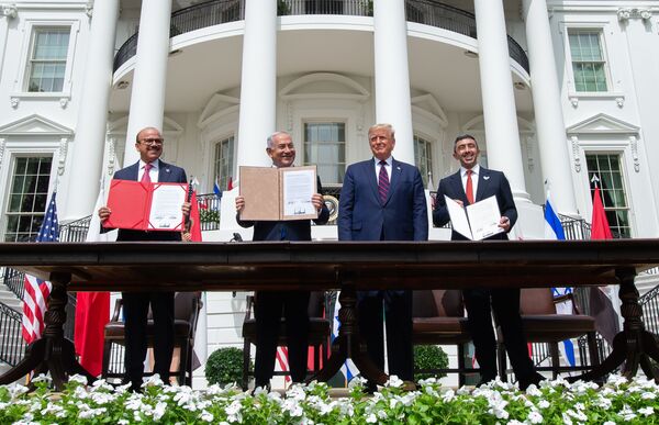 Президент США Дональд Трамп во время подписания соглашения об установлении отношений с ОАЭ и Бахрейном Израилем - Sputnik Таджикистан