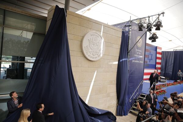 Дочь президента США Дональда Трампа Иванка Трамп (слева) и министр финансов США Стив Мнучин открывают мемориальную доску во время церемонии открытия нового посольства США в Иерусалиме - Sputnik Таджикистан