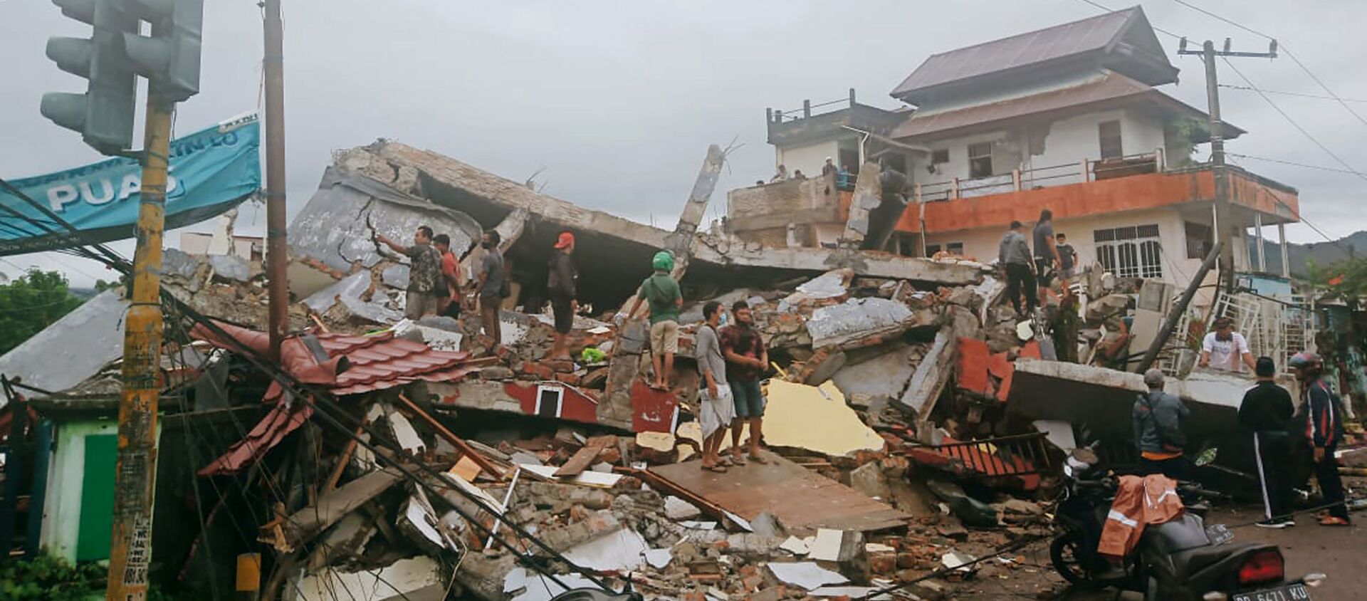Спасатели ищут выживших после землетрясения в городе Мамаджу, Индонезия - Sputnik Таджикистан, 1920, 15.01.2021
