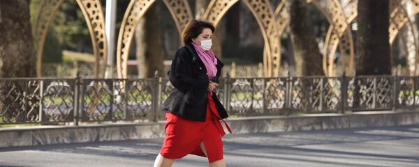 Женщина переходит через дорогу на проспекте Рудаки в Душанбе - Sputnik Тоҷикистон