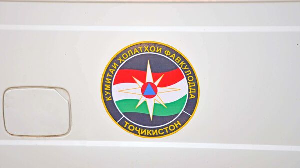 Эмблема КЧС на машине - Sputnik Таджикистан