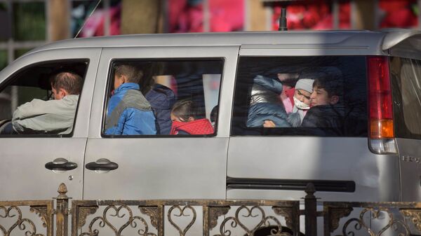 Пассажиры в маршрутке - Sputnik Таджикистан