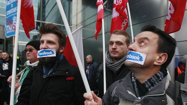 Протесты против блокировки аккаунтов в сети Facebook в Варшаве  - Sputnik Таджикистан