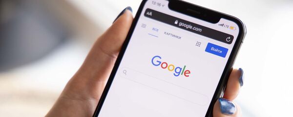 Поисковая система Google на экране сотового телефона Поисковая система Google на экране сотового телефона - Sputnik Таджикистан