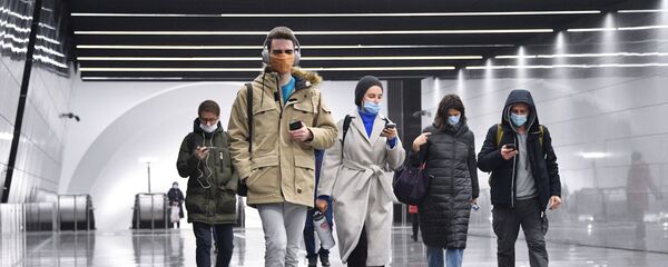 Люди идут по новому подземному пешеходному переходу в Москве. - Sputnik Таджикистан