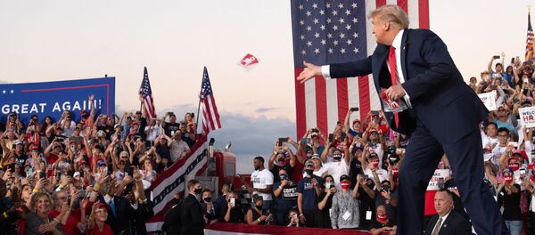 Президент США Дональд Трамп на митинге во время кампании в международном аэропорту Орландо Сэнфорд в Сэнфорде, 2020 год - Sputnik Тоҷикистон