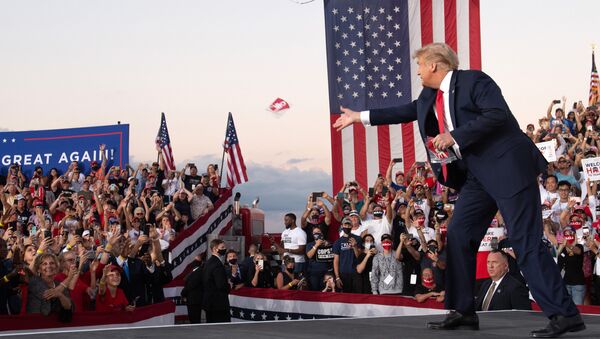 Президент США Дональд Трамп на митинге во время кампании в международном аэропорту Орландо Сэнфорд в Сэнфорде, 2020 год - Sputnik Тоҷикистон