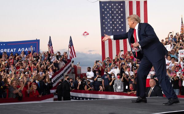 Президент США Дональд Трамп на митинге во время кампании в международном аэропорту Орландо Сэнфорд в Сэнфорде, 2020 год - Sputnik Тоҷикистон