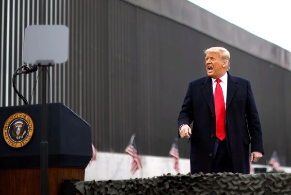 Президент США Дональд Трамп во время посещения пограничной стены между США и Мексикой в ​​Аламо, штат Техас - Sputnik Тоҷикистон