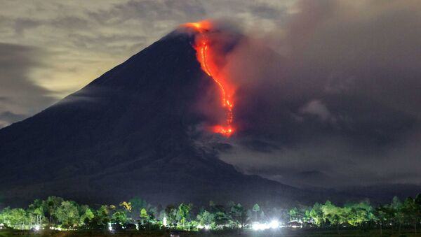 Извержение вулкана Семеру в Индонезии  - Sputnik Таджикистан