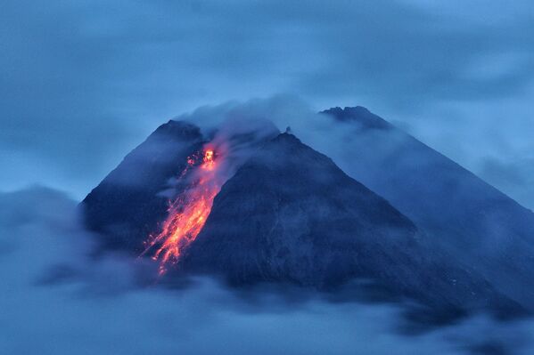 Вулкан Мерапи во время извержения в Индонезии  - Sputnik Таджикистан