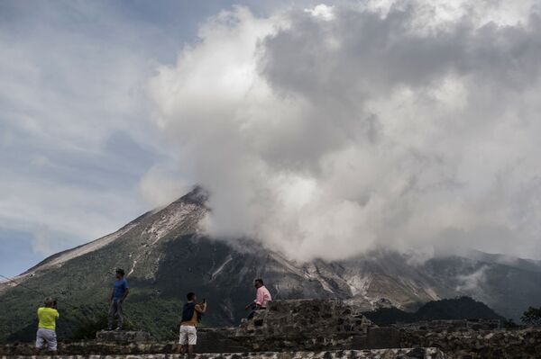 Люди во время извержения вулкана Мерапи в Индонезии  - Sputnik Таджикистан