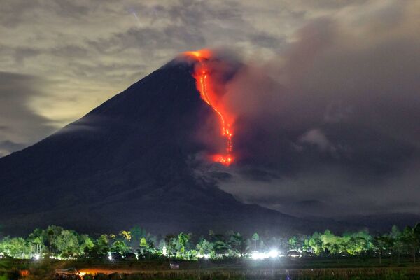 Извержение вулкана Семеру в Индонезии  - Sputnik Таджикистан