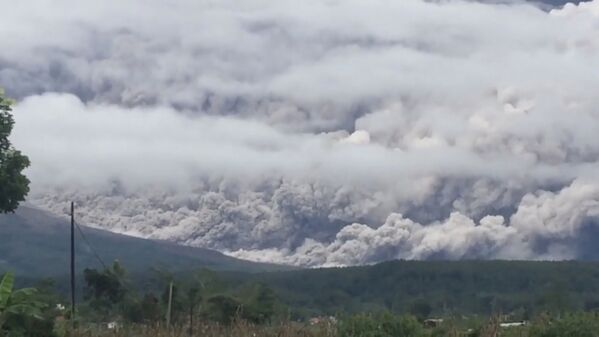 Дым и пепел от извержения вулкана Семеру в Индонезии  - Sputnik Таджикистан