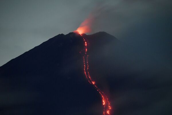Лава во время извержения вулкана Семеру в Индонезии  - Sputnik Таджикистан