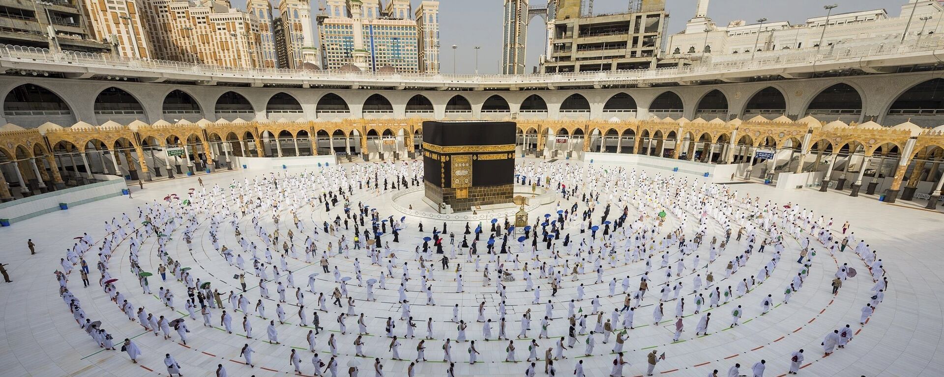Паломники гуляют вокруг Каббы в Большой мечети в городе Мекка - Sputnik Тоҷикистон, 1920, 29.04.2022