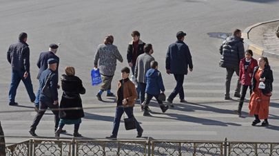 Пешеходы на пешеходном переходе в Душанбе