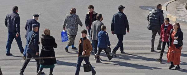 Пешеходы на пешеходном переходе в Душанбе - Sputnik Тоҷикистон