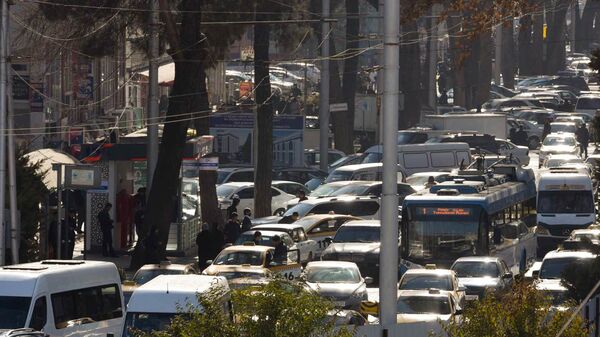 Автомобильная пробка на дороге в Душанбе - Sputnik Тоҷикистон