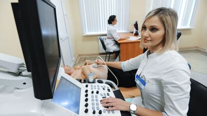 Проведение ультразвукового исследования брюшной полости пациента