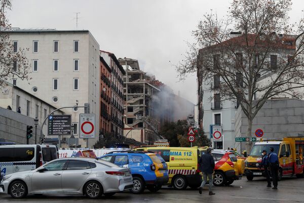 Дым поднимается от места взрыва в центре Мадрида - Sputnik Таджикистан