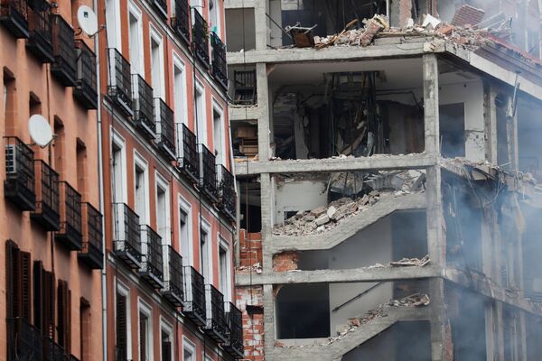 Разрушенное здание после взрыва в Мадриде - Sputnik Тоҷикистон