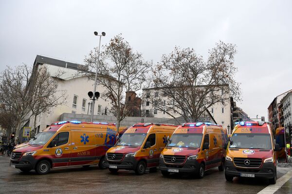 Машины скорой помощи припаркованы возле поврежденного здания в Мадриде - Sputnik Тоҷикистон