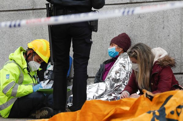 Полицейский и медицинский персонал помогают людям после взрыва в центре Мадрида - Sputnik Тоҷикистон