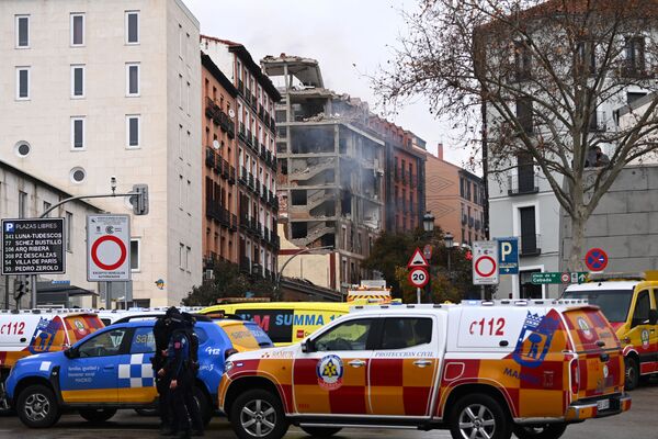 Машины экстренных служб припаркованы возле поврежденного здания в Мадриде  - Sputnik Тоҷикистон