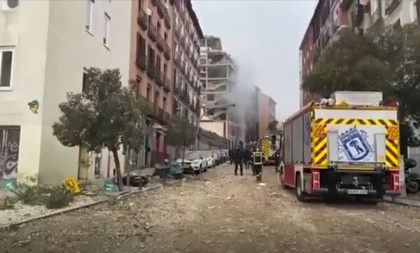 Скриншот из видео где пожарные на месте происшествия после взрыва в Мадриде - Sputnik Тоҷикистон