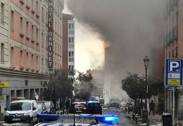 Дым поднимается от здания, после взрыва в центре Мадрида - Sputnik Таджикистан