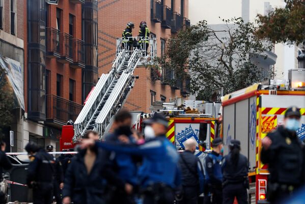 Пожарные работают после взрыва в центре Мадрида - Sputnik Таджикистан