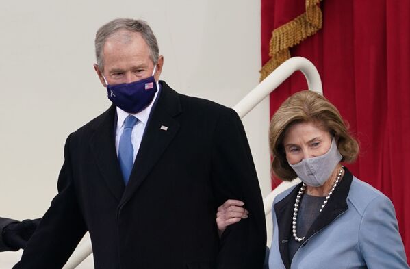 Экс-президент США Джордж Буш со своей женой Лаурой прибывают на церемонию инаугурации Джо Байдена - Sputnik Таджикистан