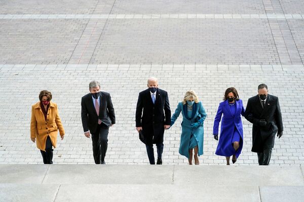 Избранный президент США Джо Байден, его жена Джилл, вице-президент Камала Харрис, ее муж Дуг Эмхофф, сенатор Рой Блант и сенатор Эми Клобучар прибывают на инаугурацию Байдена, в Вашингтоне - Sputnik Таджикистан
