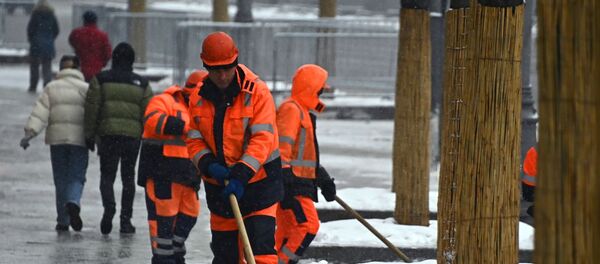 Сотрудники коммунальных служб во время уборки снега  - Sputnik Таджикистан
