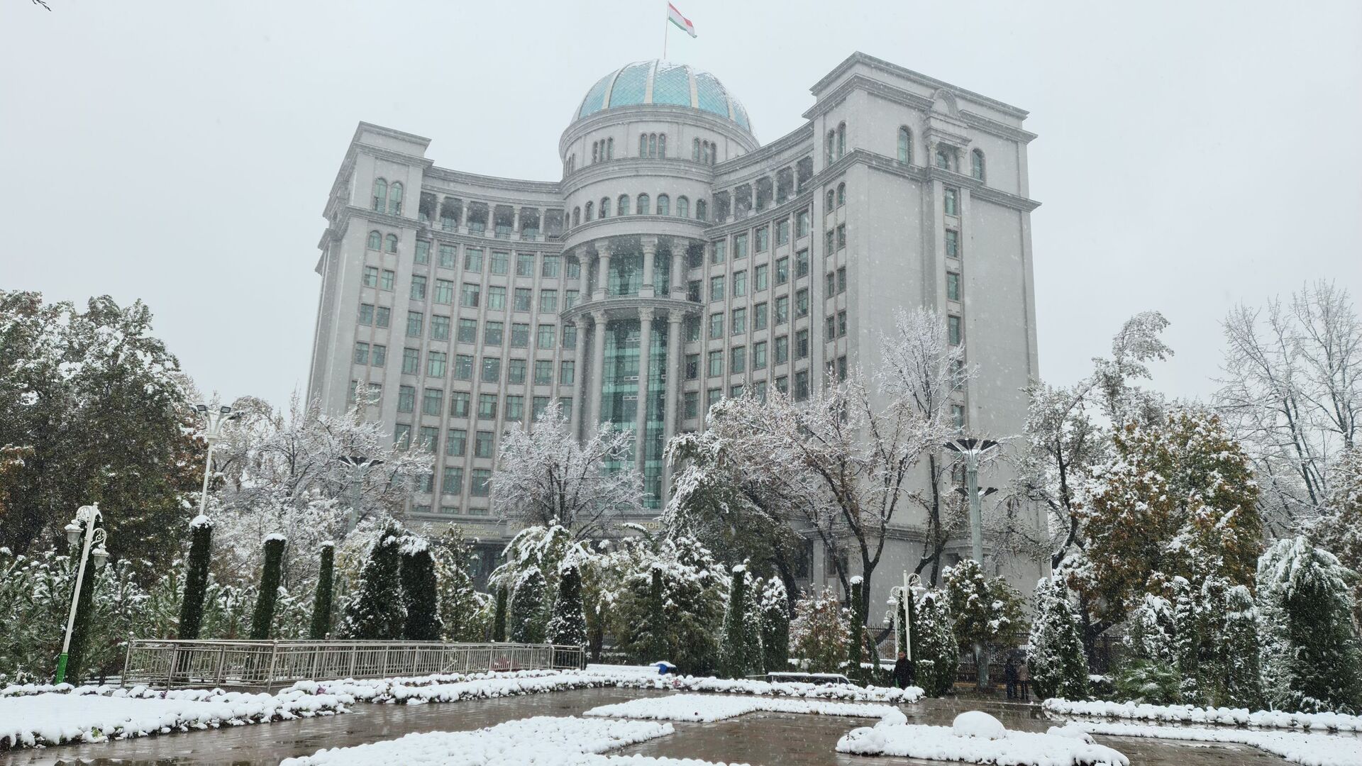 Первый снег в Душанбе  - Sputnik Таджикистан, 1920, 20.12.2021