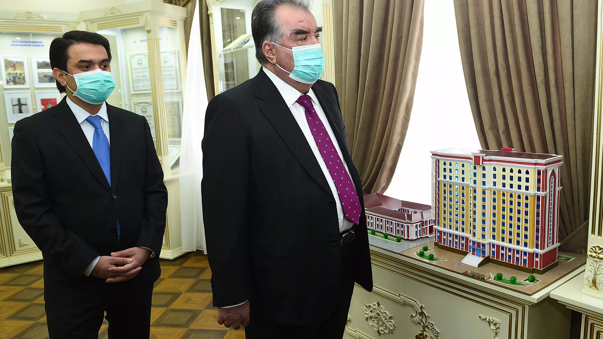 Президент Республики Таджикистан Эмомали Рахмон на открытии музея в ТНУ