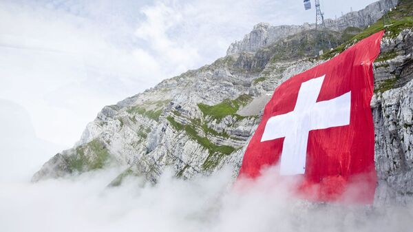Швейцарский флаг на горе Саентис в Шваегалпе, Швейцария - Sputnik Тоҷикистон