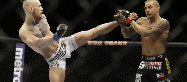 Конор Макгрегор наносит удар Дастину Порье во время боя в Лас-Вегасе Конор Макгрегор наносит удар Дастину Порье во время боя в Лас-Вегасе - Sputnik Тоҷикистон