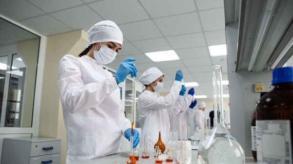 Сотрудницы в физико-химической лаборатории - Sputnik Таджикистан