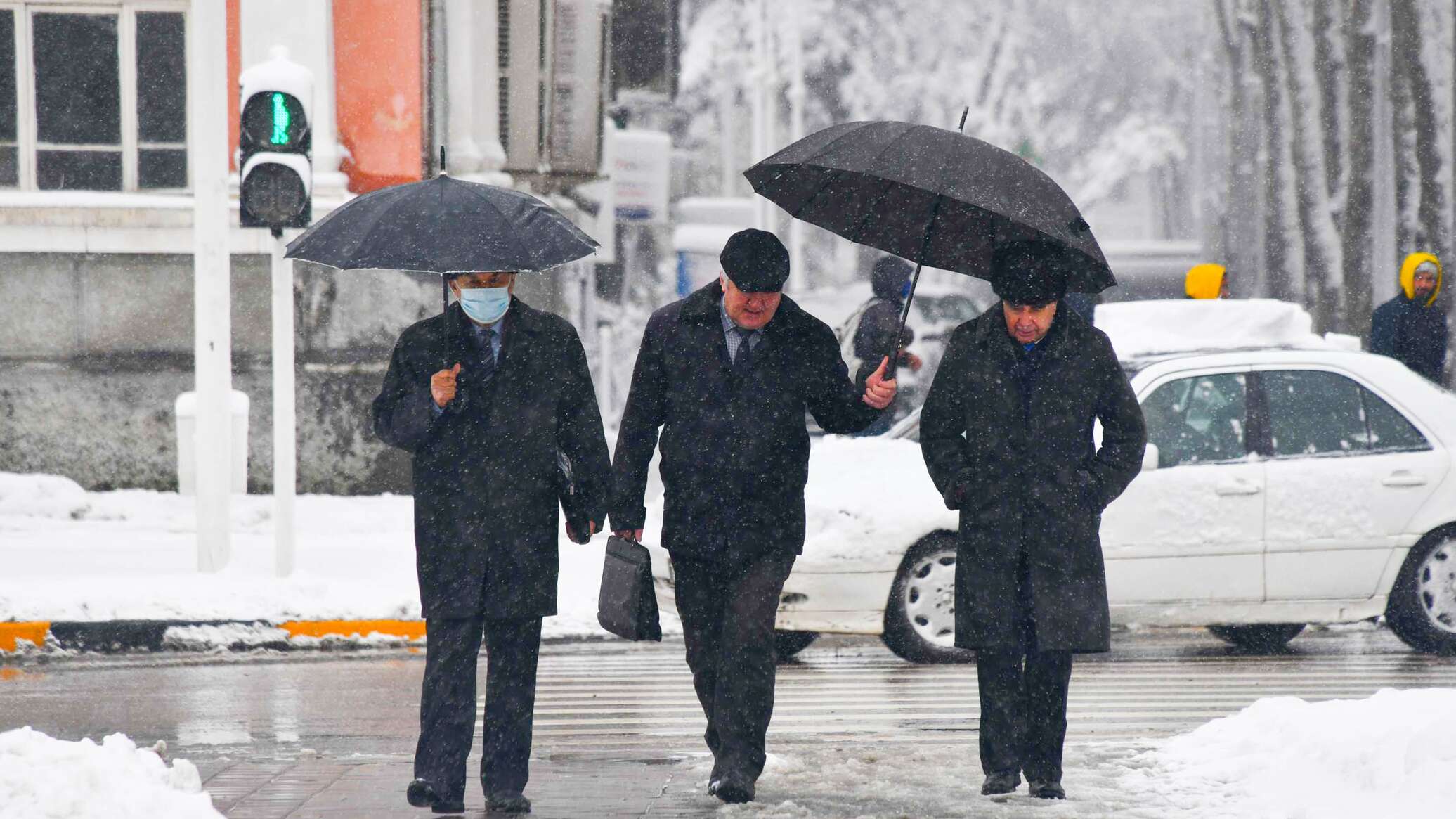 Погода в душанбе в апреле. Снег в Душанбе. Таджики снегопад. Первый снег в Душанбе. Зима в Таджикистане.