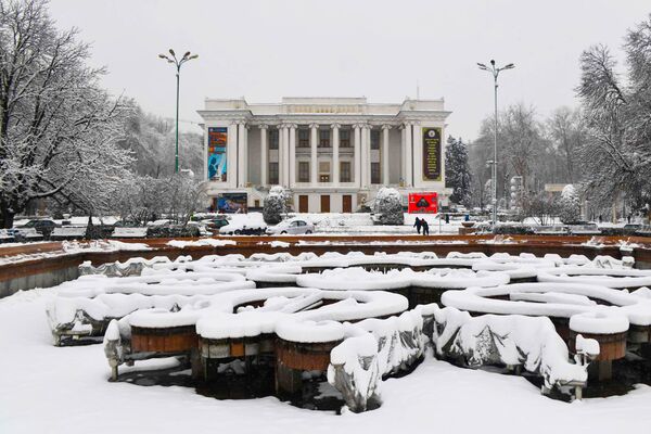 Душанбинский театр оперы и балета зимой - Sputnik Таджикистан