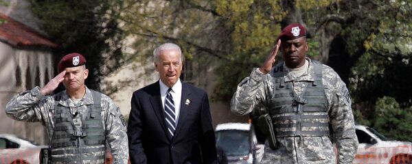 Вице-президент Джо Байден в сопровождении бригадного генерала Дэна Аллина (слева) и генерал-лейтенанта Ллойда Остина III осматривает войска во время церемонии приветствия XVIII воздушно-десантного корпуса из Ирака (8 апреля 2009). Форт-Брэгге - Sputnik Тоҷикистон